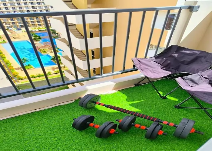 Cozy With Balcony And Pool View Guest house
